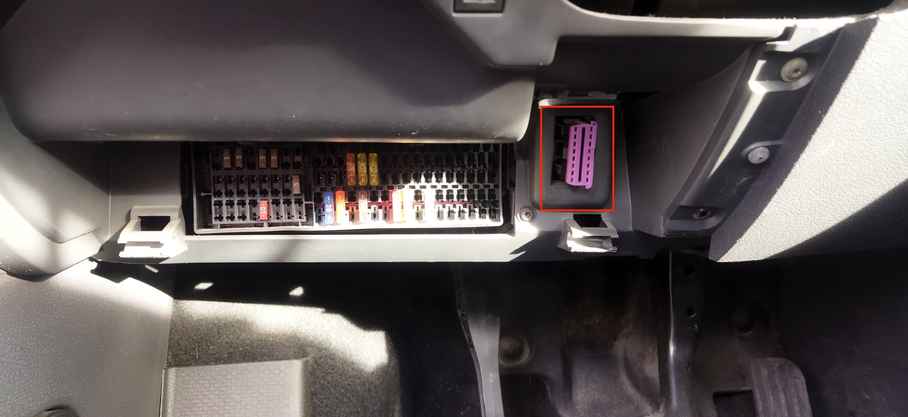 Emplacement de la prise violette de diagnostic OBD d un Volkswagen Touran