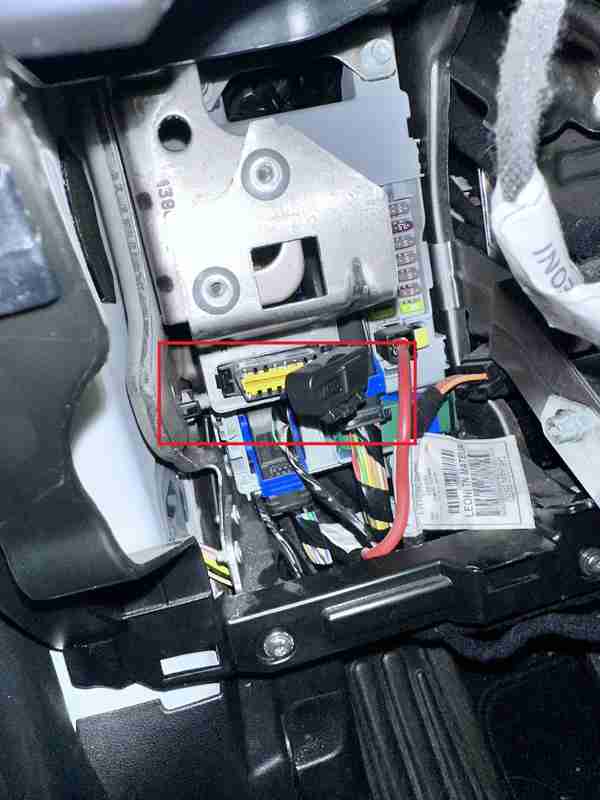 Emplacement de la prise OBD2 sous le tableau de bord d une Alfa Romeo Mito