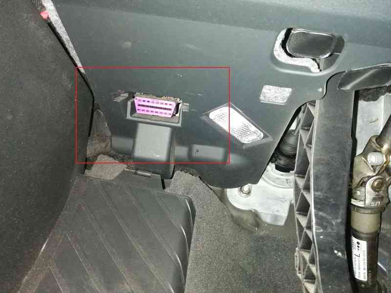 Emplacement de la prise de diagnostic OBD2 violette sur une Audi A4 Sportback
