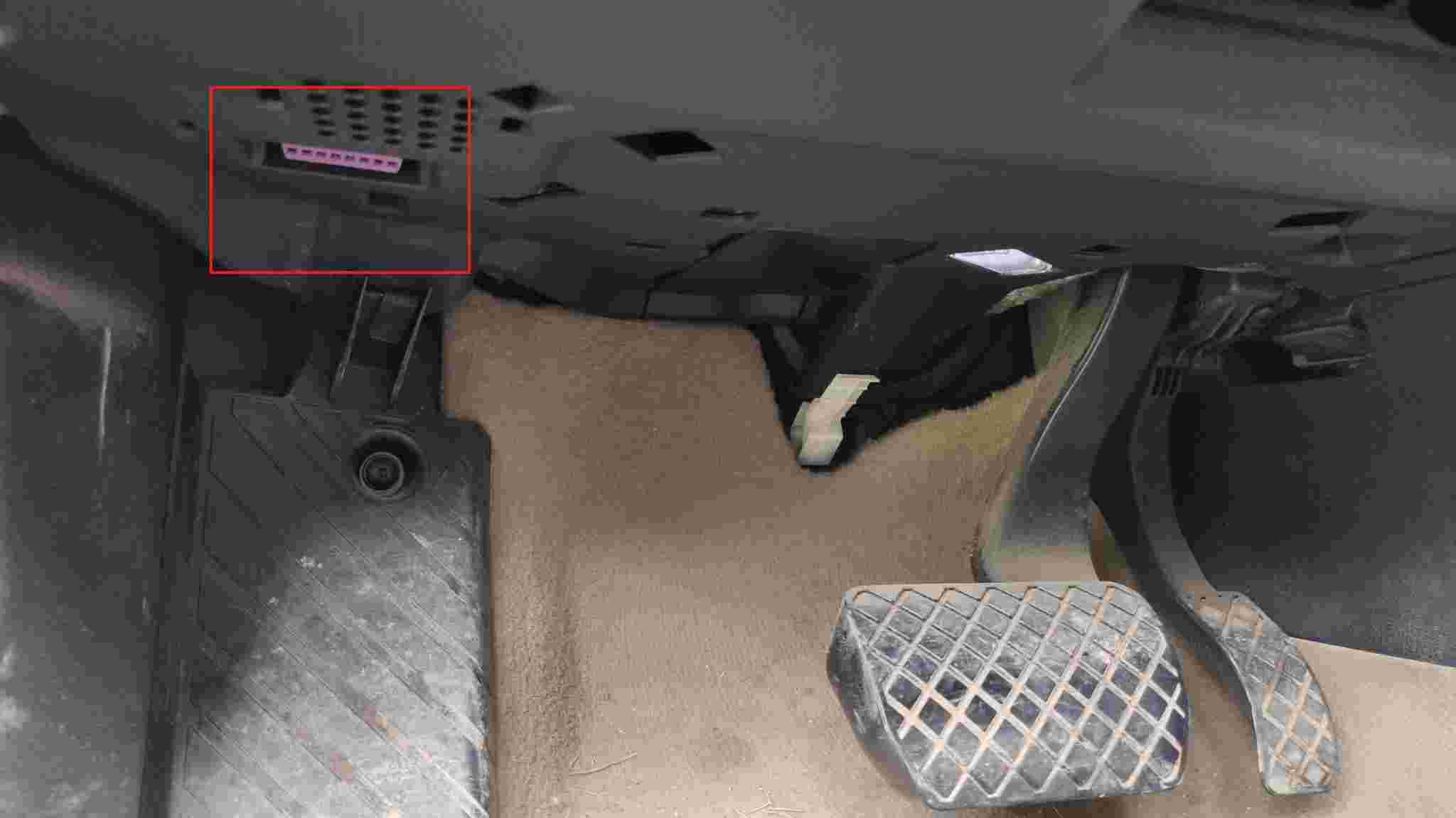 Emplacement de la prise OBD2 de diagnostic sous le volant d une Audi A6 Allroad 3.0 TDI
