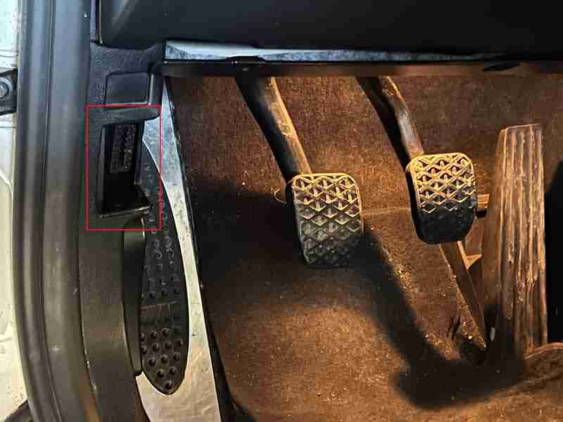 Emplacement de la prise OBD2 sous le tableau de bord d une BMW Serie 3 320d E91