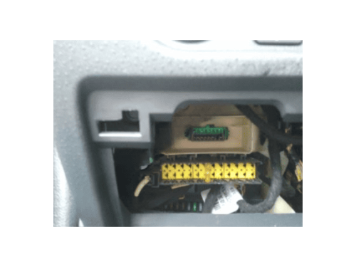Prise de diagnostic OBD2 jaune et verte visible sur une Citroën C3 pour valise iCarsoft