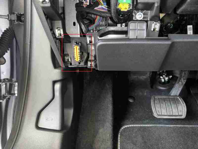 Emplacement de la prise OBD2 encadrée en rouge sur une Citroën C4 III