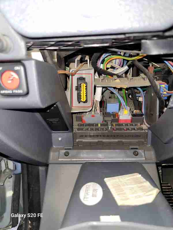 Emplacement de la prise OBD2 de diagnostic sous le tableau de bord d une Citroen C5