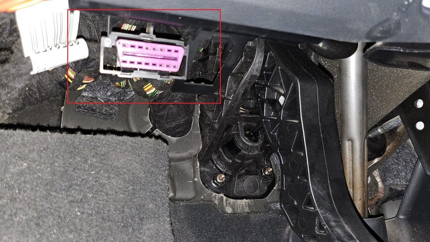 Emplacement de la prise OBD2 rose sous le tableau de bord d un Citroen Jumper