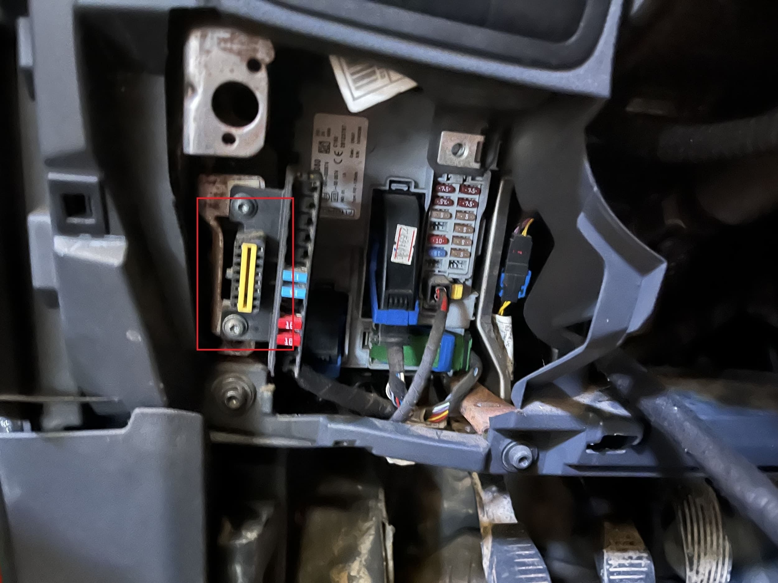Emplacement de la prise de diagnostic OBD2 jaune sur un utilitaire Fiat Fiorino
