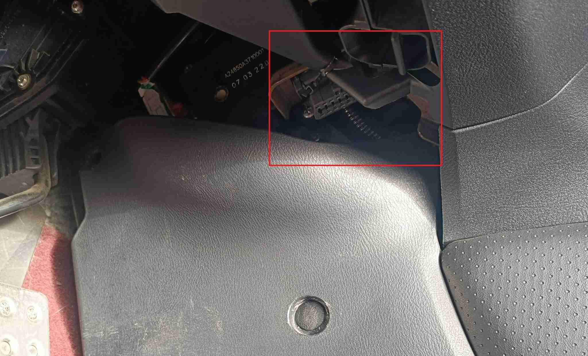 Emplacement de la prise OBD2 sous le tableau de bord d'une Honda Civic Type R