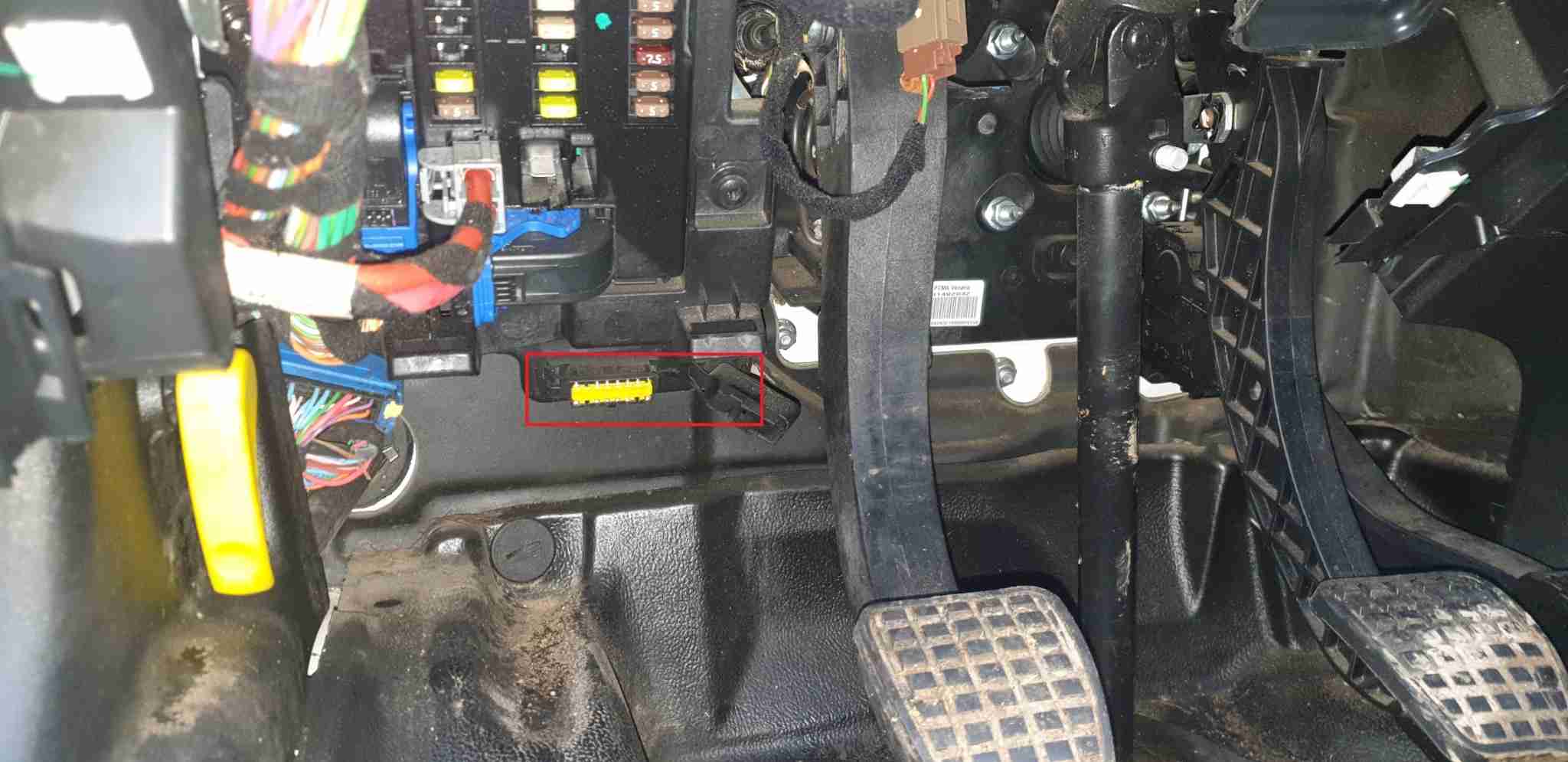 Localisation de la prise de diagnostic OBD2 jaune sur un utilitaire Iveco Daily