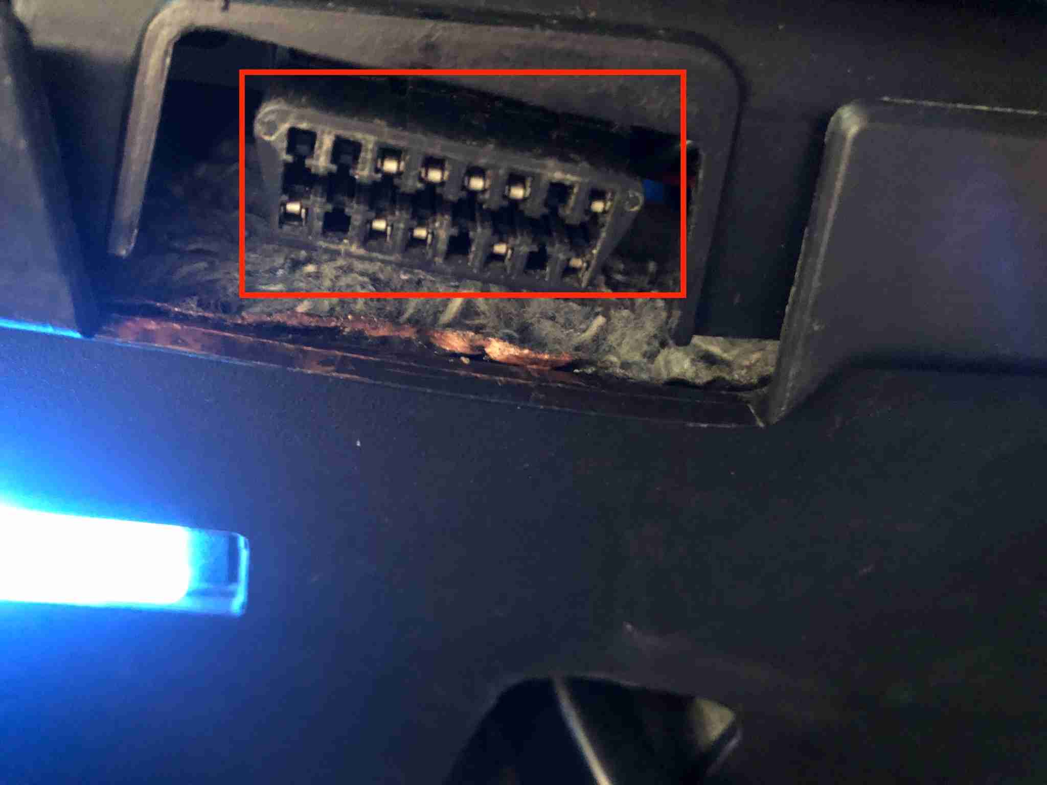 Emplacement de la prise OBD2 noire sous le tableau de bord d un Land Rover Range Rover Sport L320