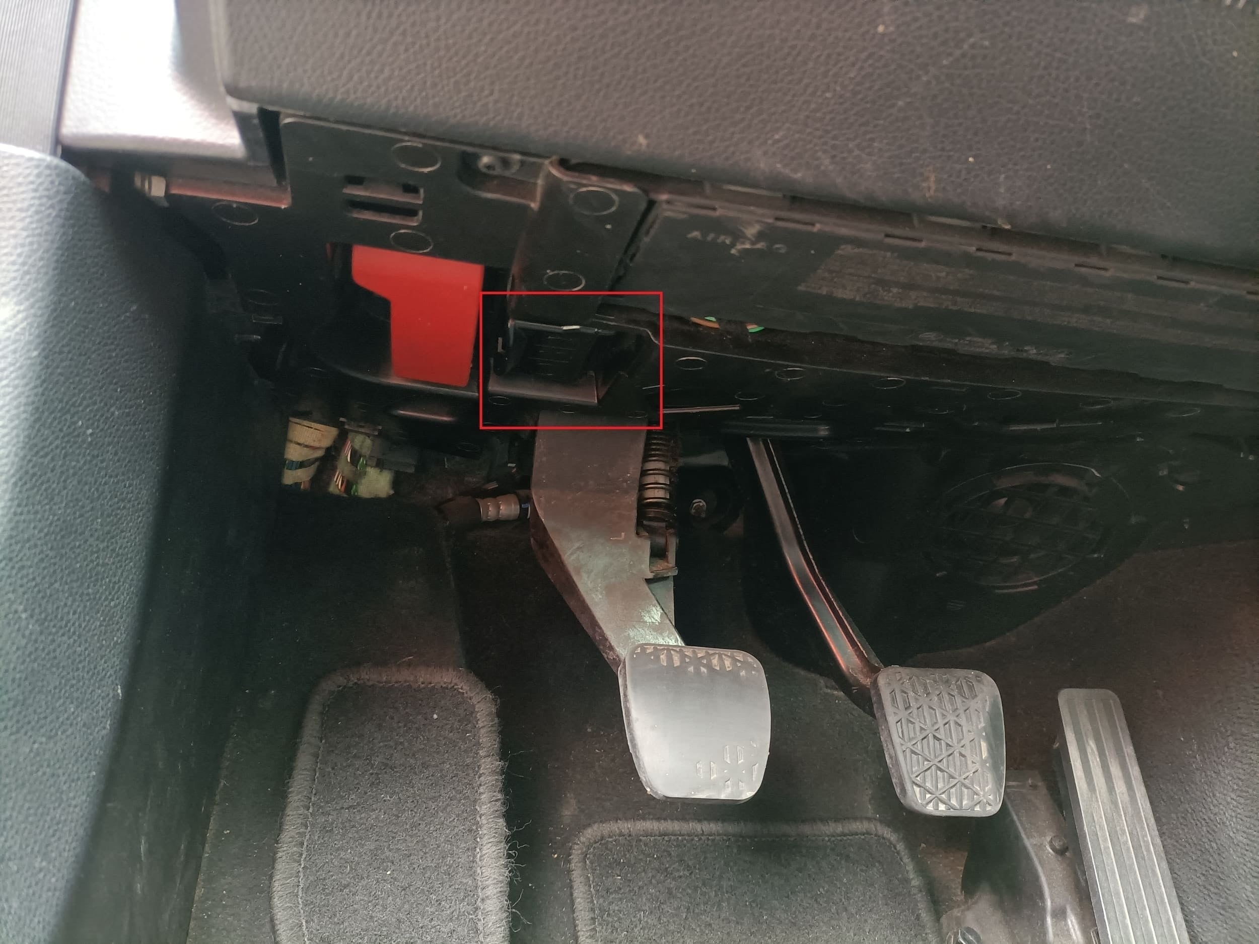 Emplacement de la prise OBD2 encadrée en rouge sur une Mercedes Classe C
