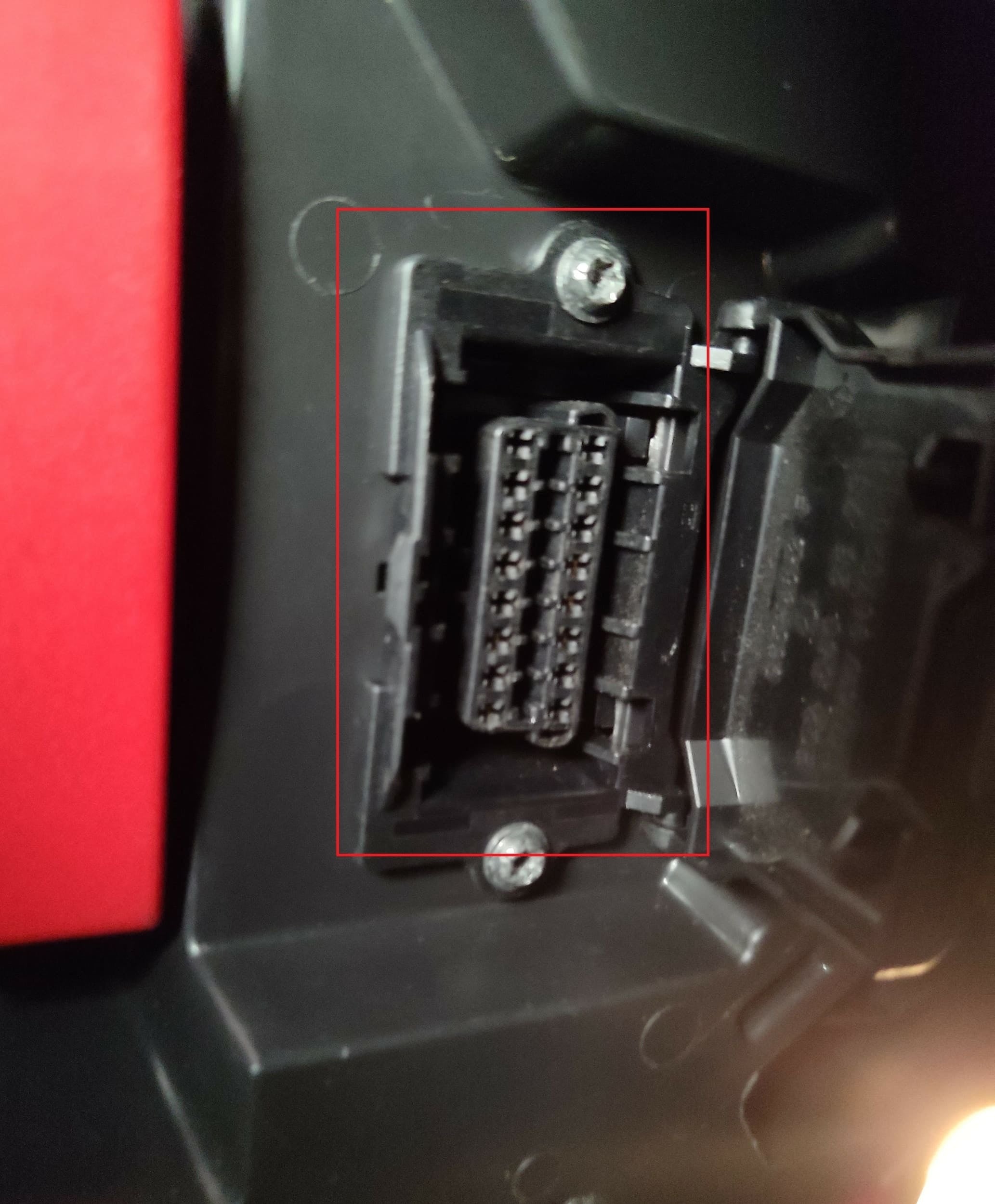 Prise de diagnostic OBD2 a 16 broches sous cache plastique noir sur un Mercedes GLK