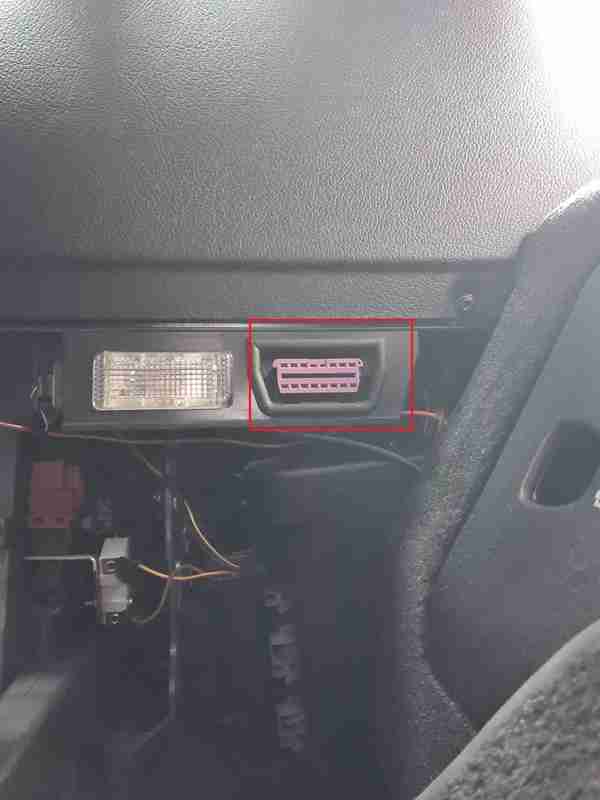 Emplacement de la prise de diagnostic OBD2 violette sous le tableau de bord d une Porsche Cayman S