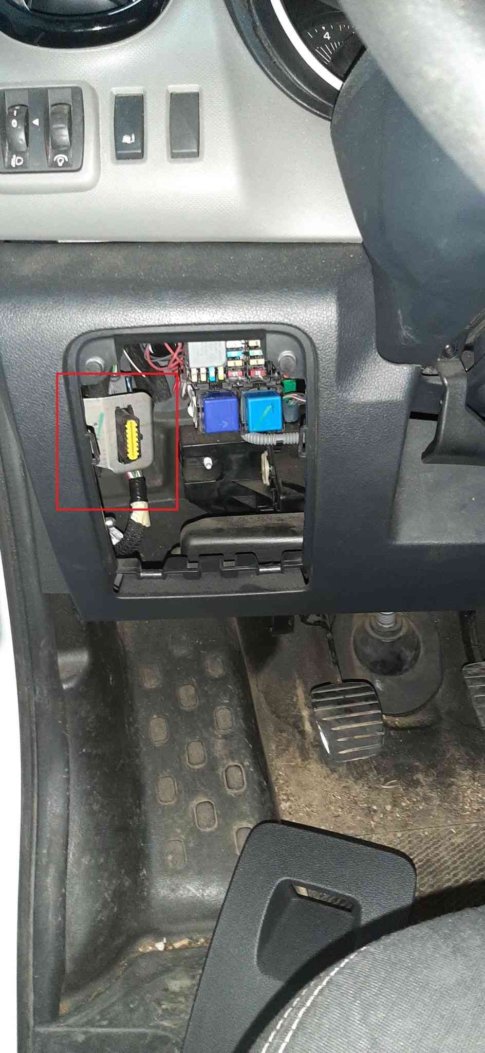 Emplacement de la prise OBD2 encadrée en rouge sur un utilitaire Renault Trafic 3