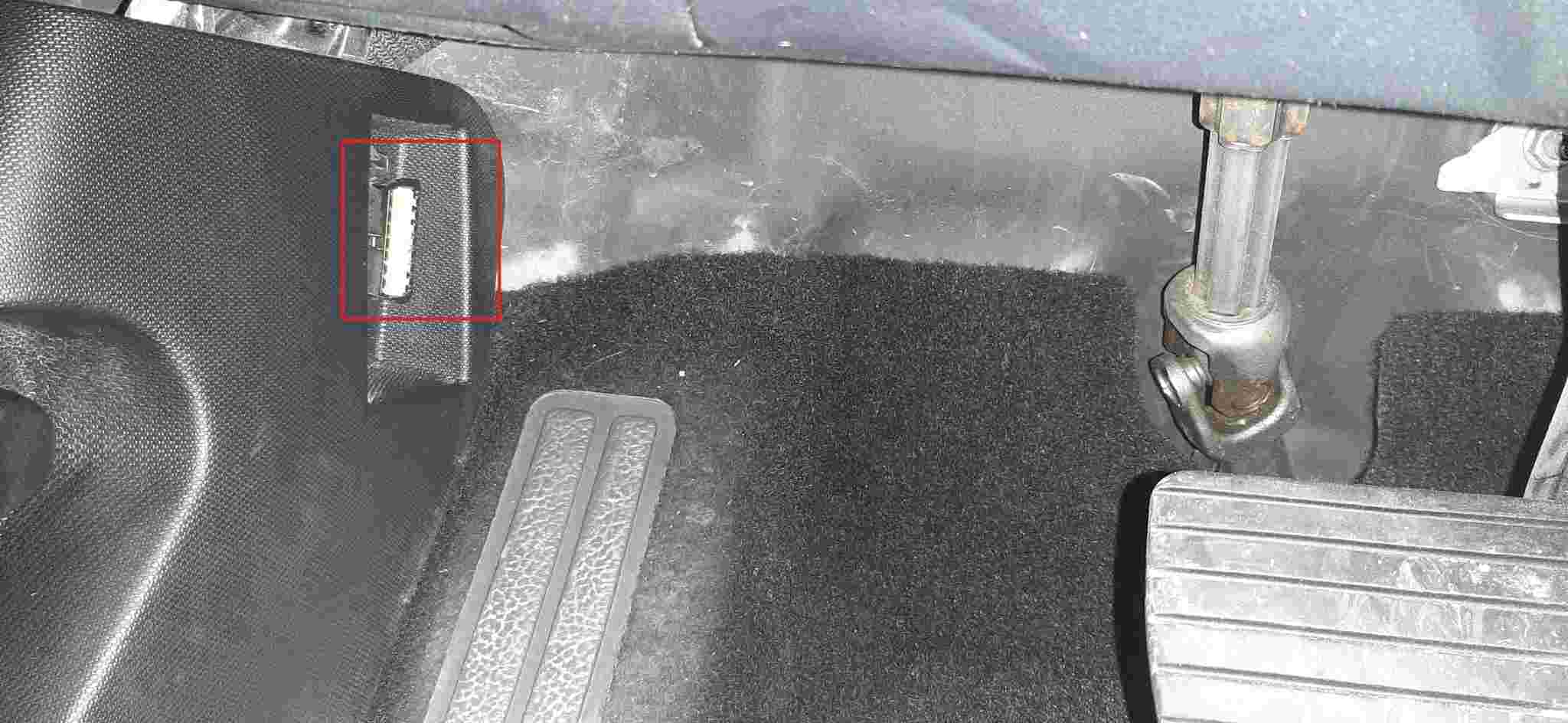 Emplacement de la prise OBD2 sur une Renault Zoe près des pédales