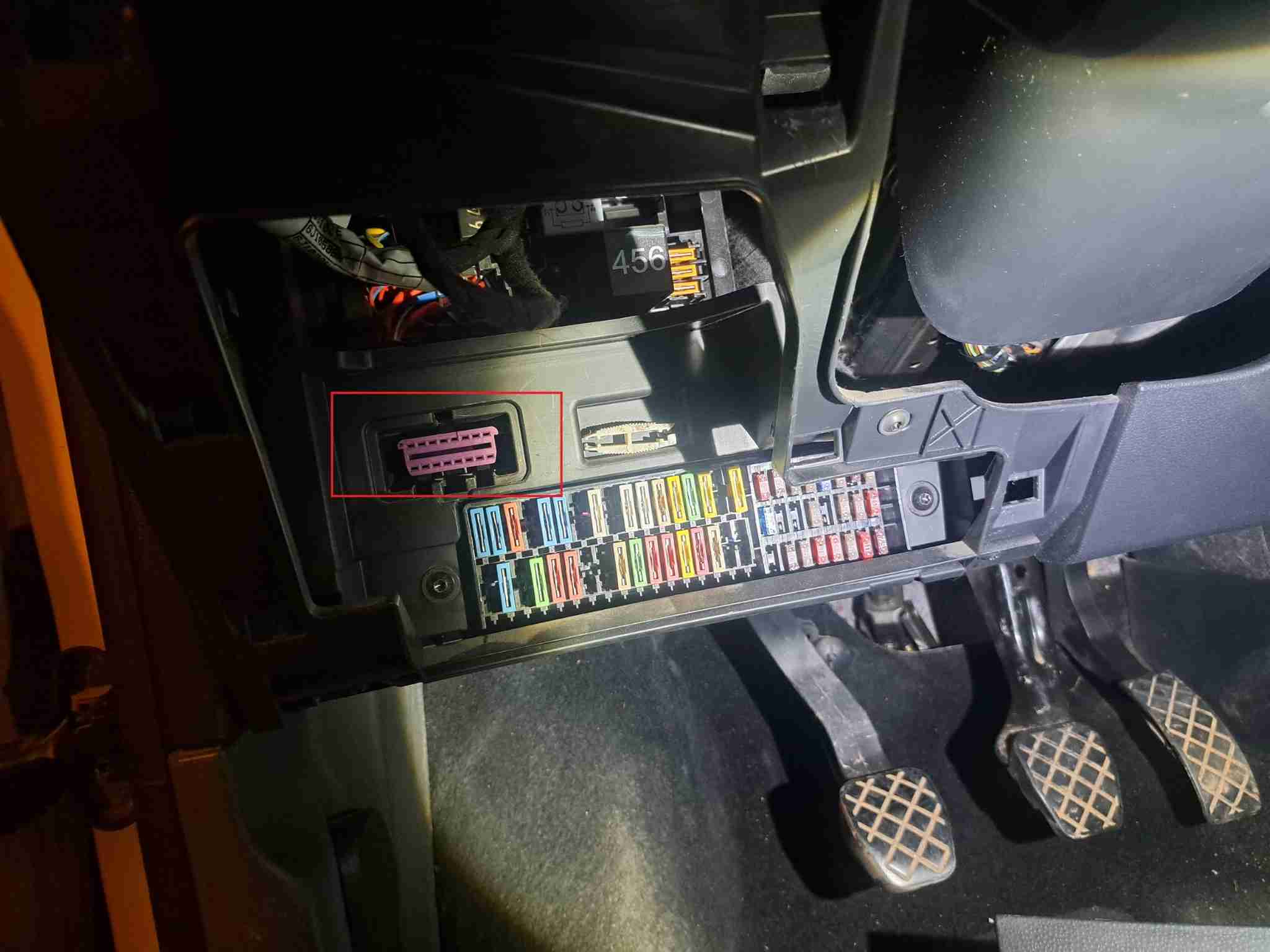 Emplacement de la prise OBD2 de diagnostic sous les fusibles sur une Seat Ibiza 6J