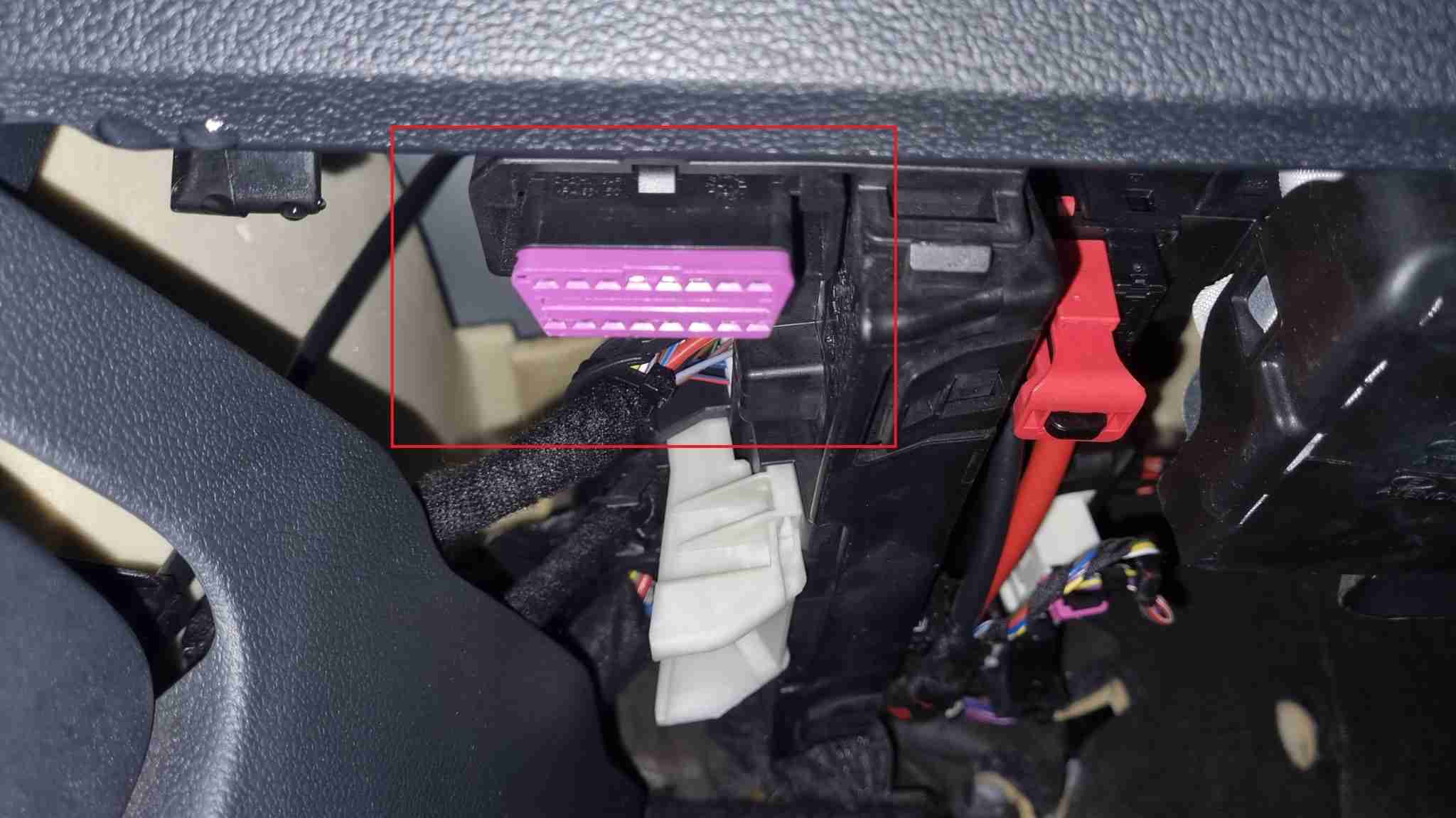 Emplacement de la prise violette OBD2 sous le tableau de bord d un Volkswagen Caddy