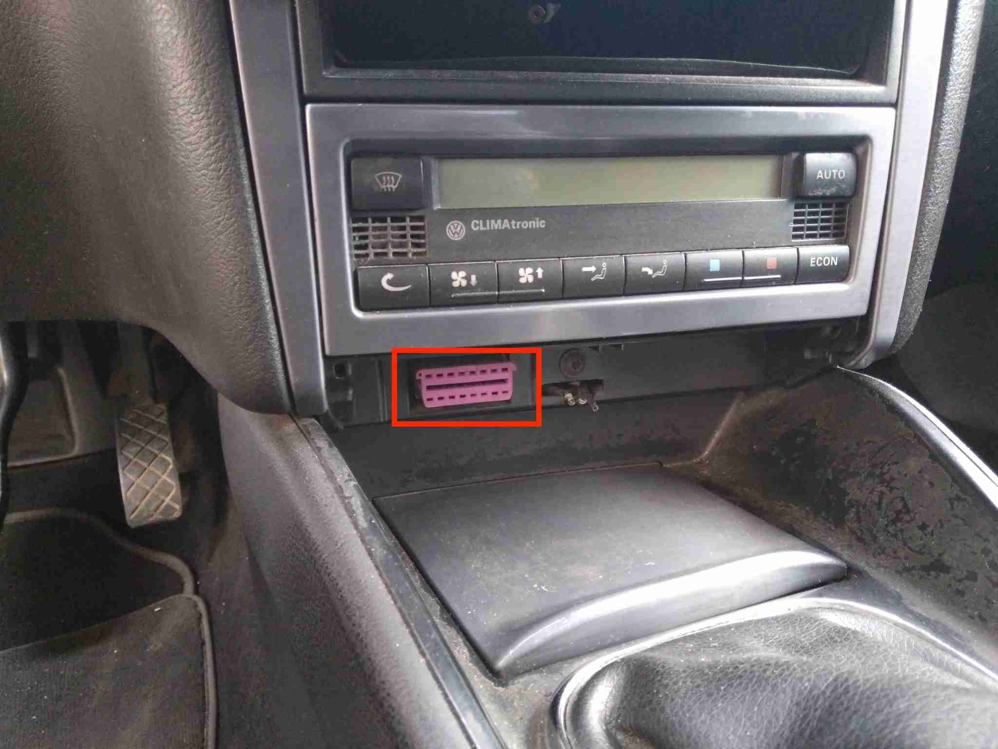 Emplacement de la prise OBD2 rose sous la console centrale d'une Volkswagen Golf 4