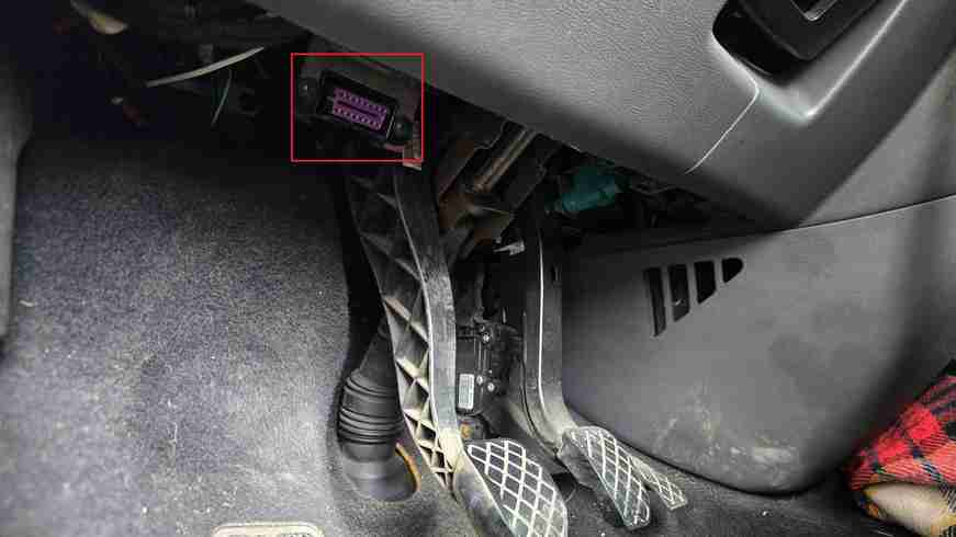 Emplacement de la prise OBD2 violette sous le tableau de bord d un Volkswagen Multivan 2008