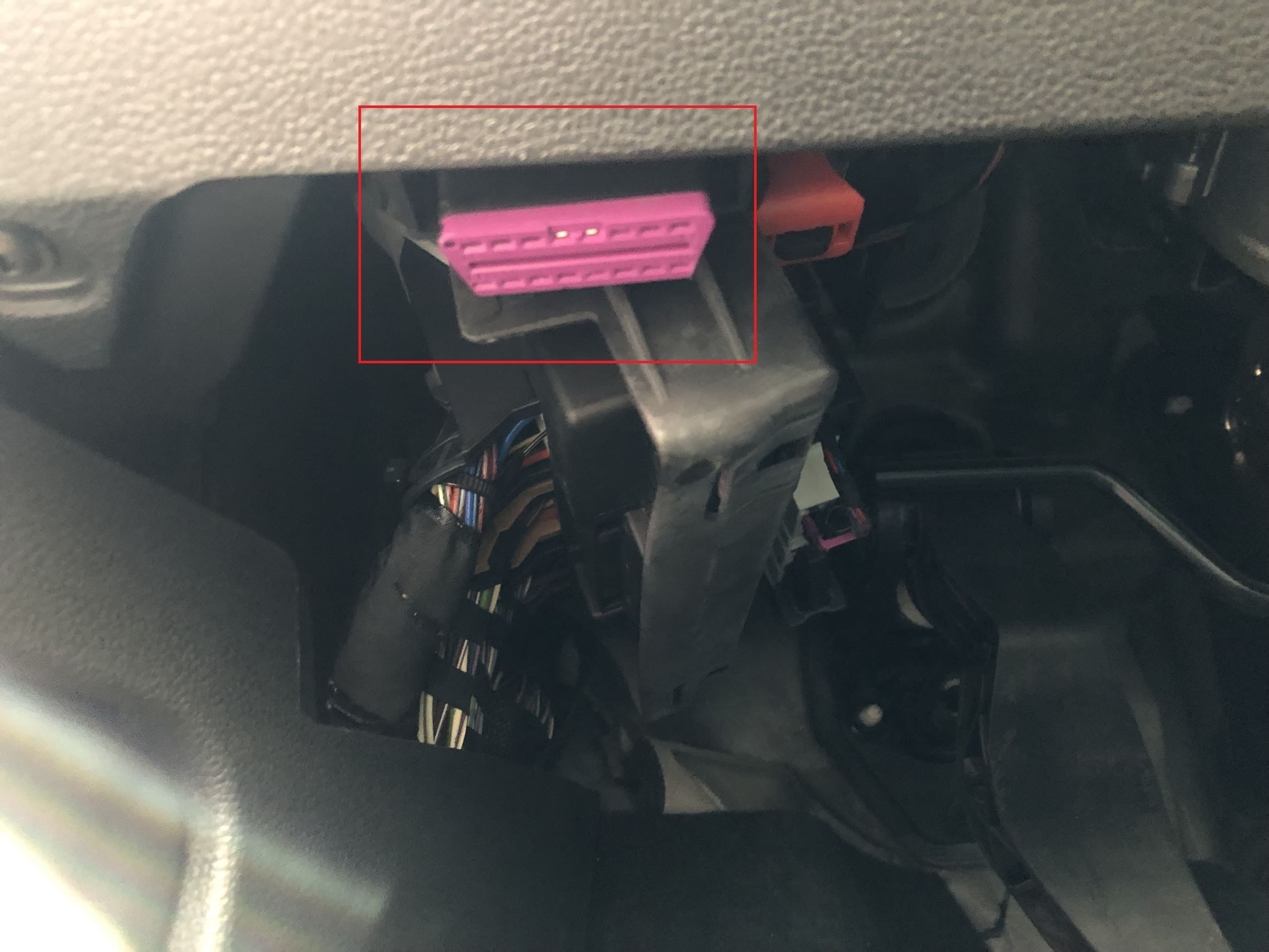 Emplacement de la prise OBD2 violette sous le tableau de bord d une Volkswagen Polo 6