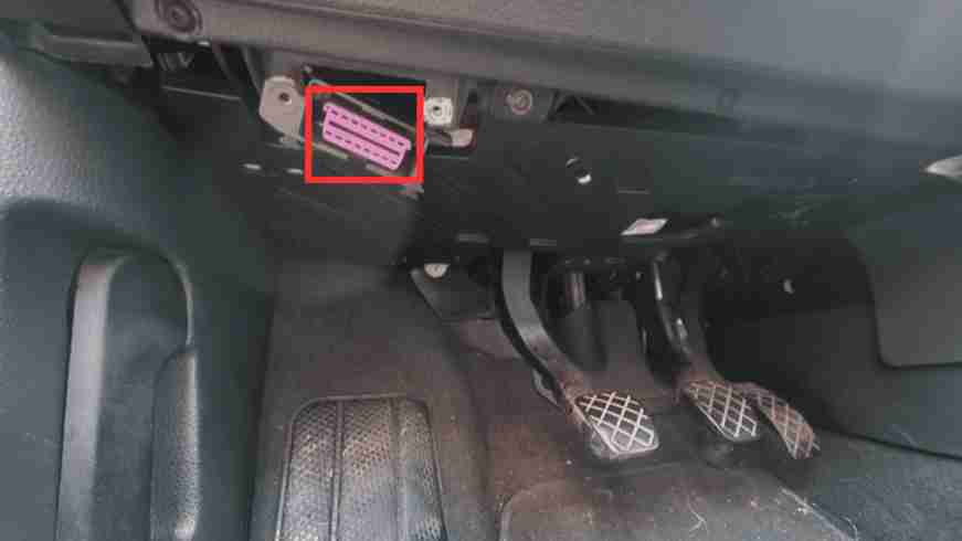 Emplacement de la prise de diagnostic OBD2 violette sous le volant d une Volkswagen Polo 4