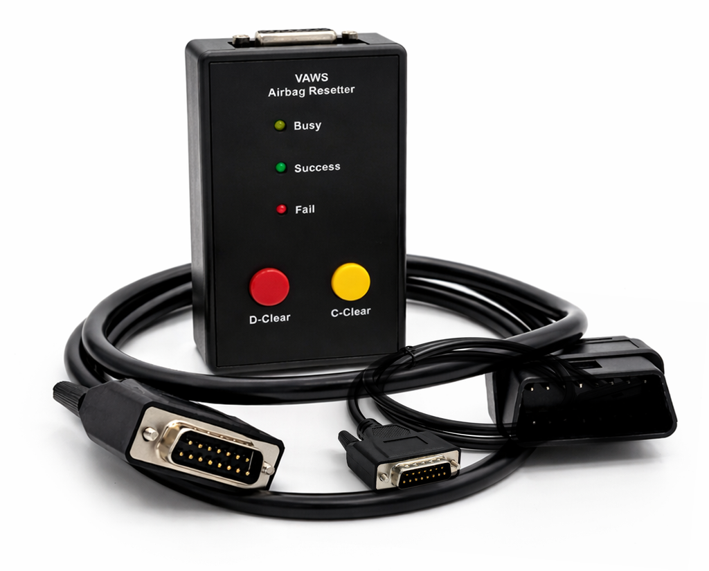 Boîtier Reset VAG Airbag noir avec deux câbles de diagnostic OBD2 sur fond blanc