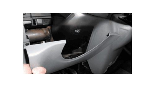 Démontage du cache de protection plastique pour accéder au connecteur OBD d un Ford Transit