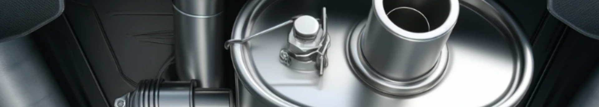 Gros plan sur un pot d echappement en inox d une voiture