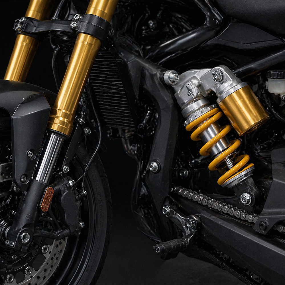 Détail technique de l amortisseur arrière jaune et doré d une moto