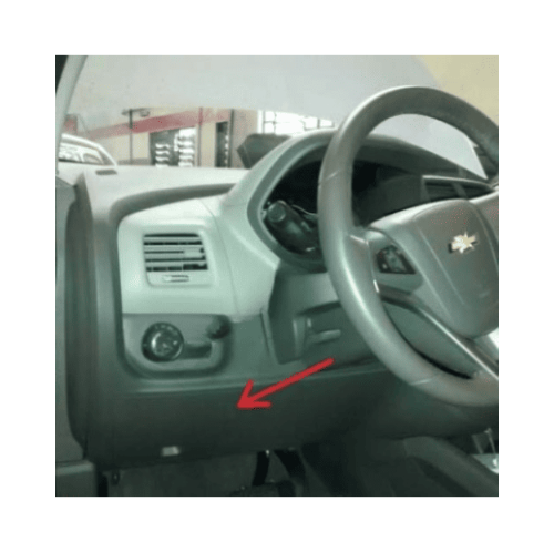 Emplacement de la prise de diagnostic OBD2 sous le tableau de bord d une Chevrolet Spin