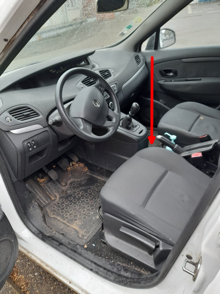 Vue intérieure du tableau de bord et de l habitacle d un Renault Grand Scenic dci de 2011