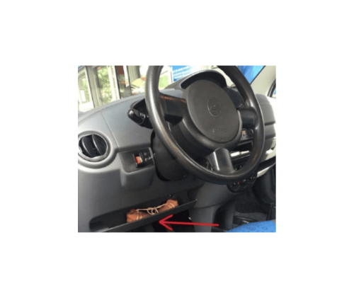 Tableau de bord et volant d une Chevrolet Matiz 2 avec rangement sous la colonne de direction