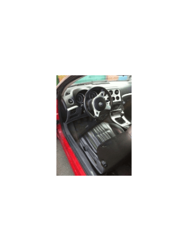 Interieur en cuir noir et tableau de bord d une Alfa Romeo Brera avec son volant