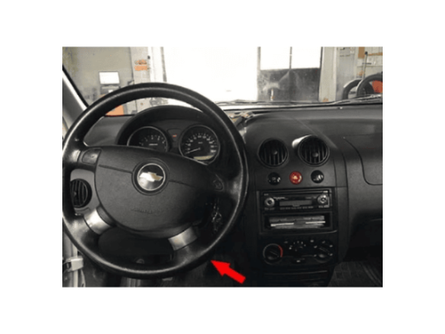 Vue intérieure du tableau de bord d une Chevrolet Kalos pour branchement OBD