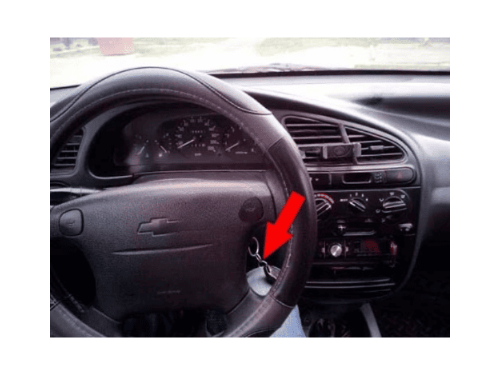 Vue interieure du volant et du neiman avec cle de contact d une Chevrolet Lanos
