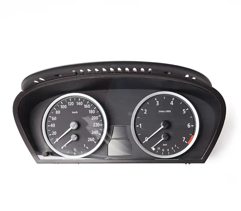 Tableau de bord de voiture d'occasion avec compteur de vitesse et compte-tours