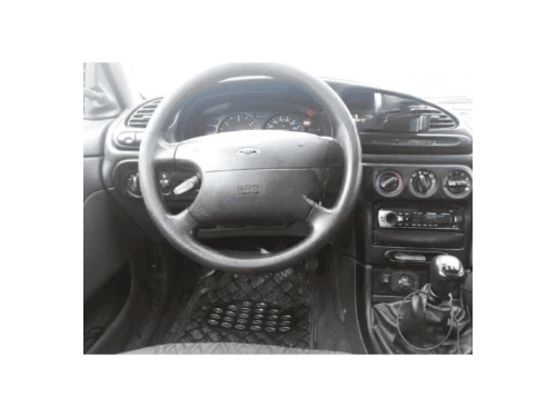 Tableau de bord et volant d une Ford Mondeo de premiere generation pour diagnostic auto