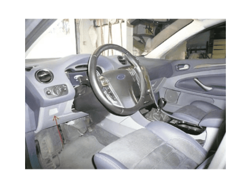 Emplacement de la prise OBD pour diagnostic sur le tableau de bord d une Ford Mondeo