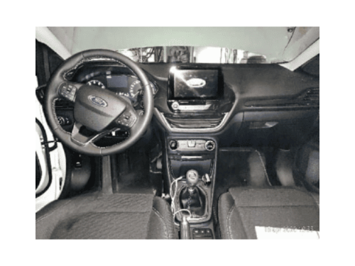 Vue interieure du tableau de bord d une Ford Puma pour diagnostic auto