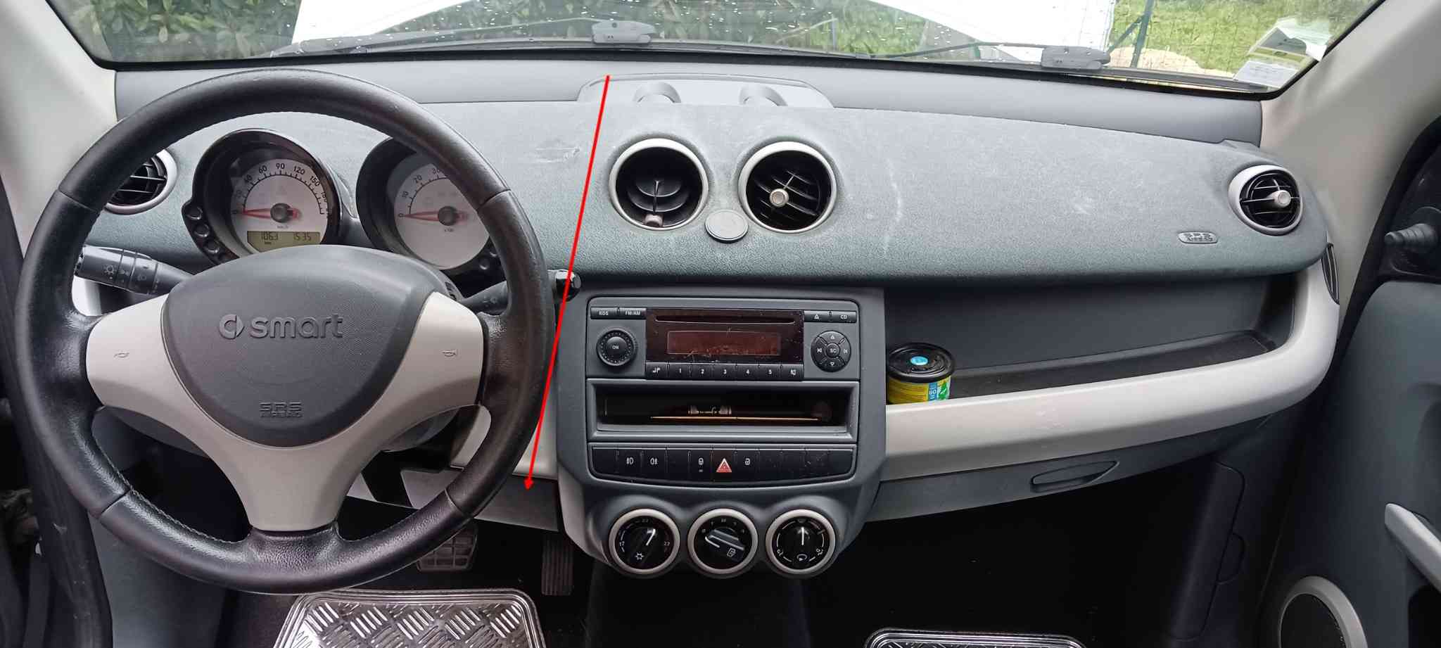 Vue sur le tableau de bord et l habitacle d une Smart Forfour avec volant et console centrale
