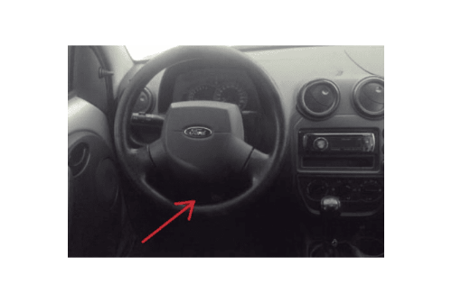 Vue de l'habitacle et du volant d'une Ford Ka avec le logo de la marque