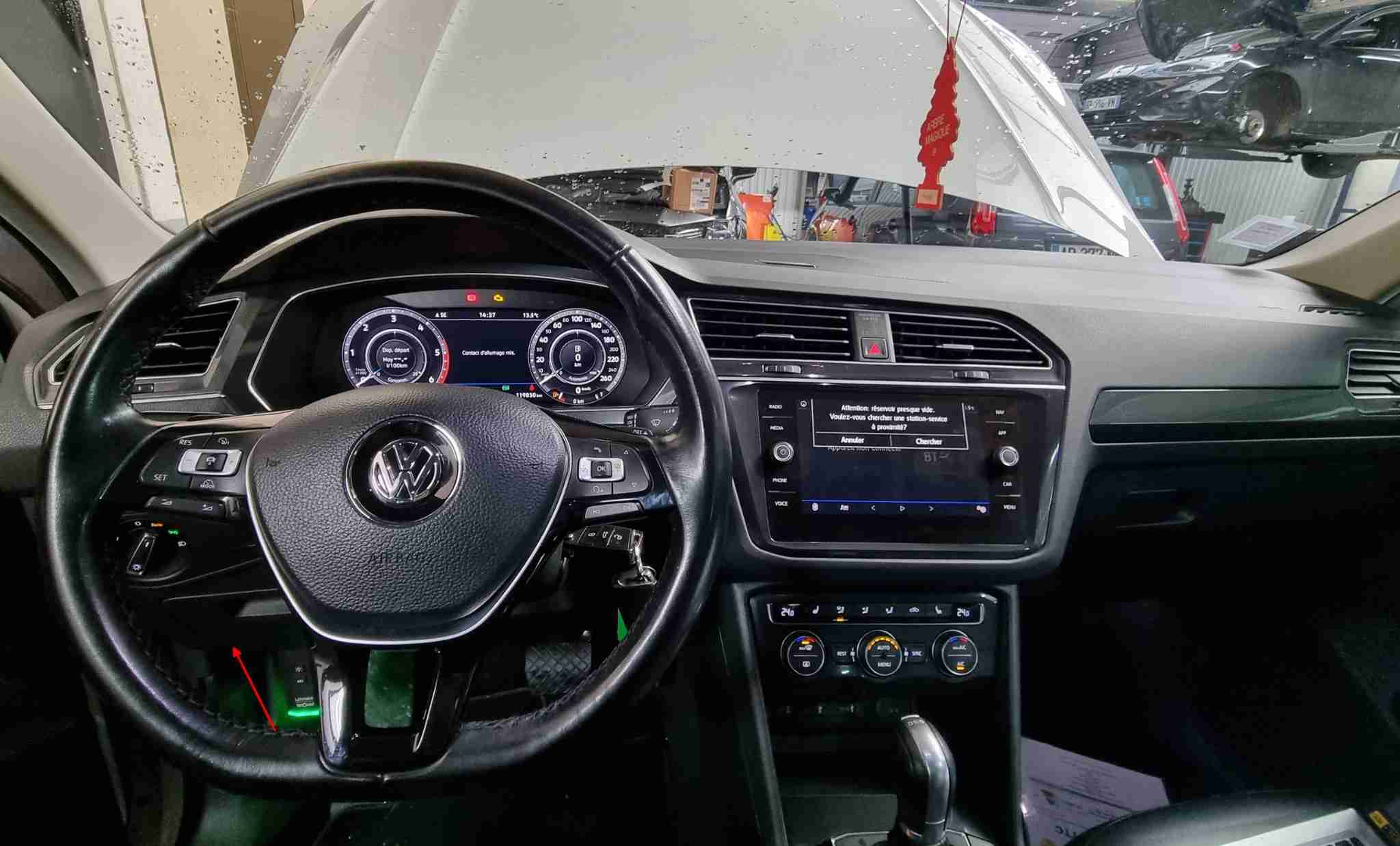 Vue de l intérieur et du tableau de bord d une Volkswagen Caddy avec le volant et l écran central allumé