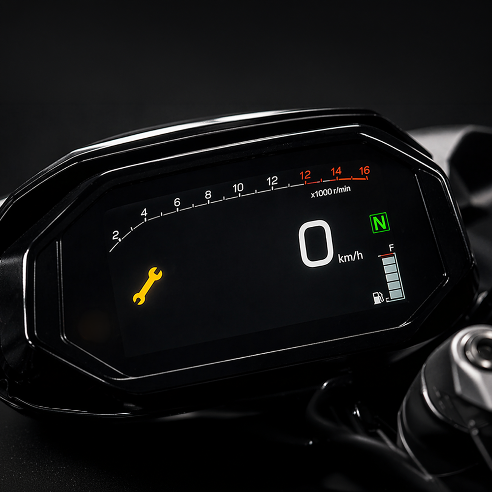 Voyant orange de clé plate allumé sur le tableau de bord LCD d une moto à l arrêt