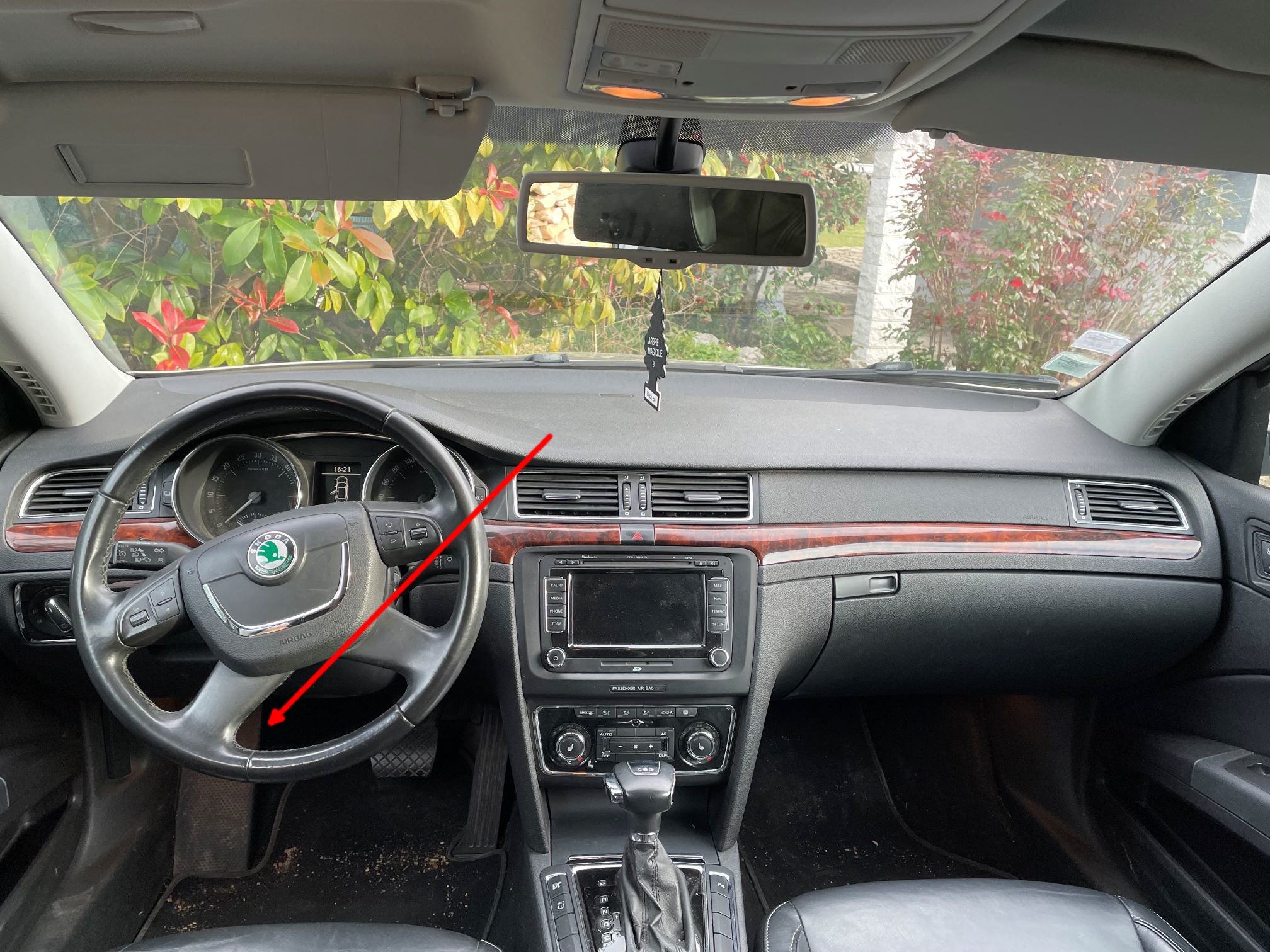 Vue intérieure du tableau de bord d'une Skoda Superb avec focus sur la colonne de direction