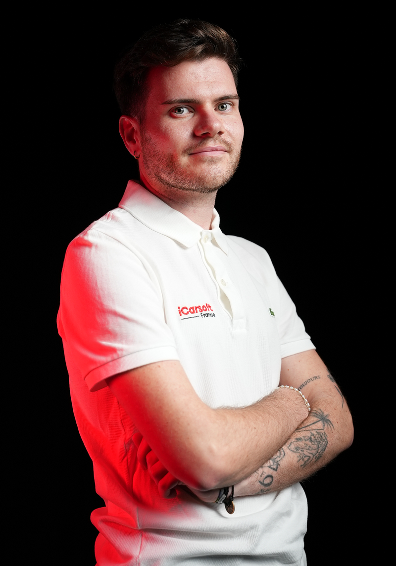 Portrait de Thomas collaborateur iCarsoft France en polo blanc sur fond noir