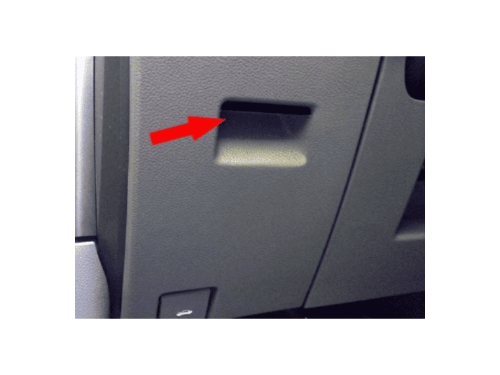 Une flèche rouge indique la trappe à fusibles d'un Ford Ranger T6B pour brancher une valise iCarsoft