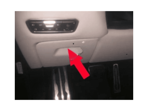 Emplacement de la trappe sous le volant d un SUV BMW X5 G05 pour diagnostic
