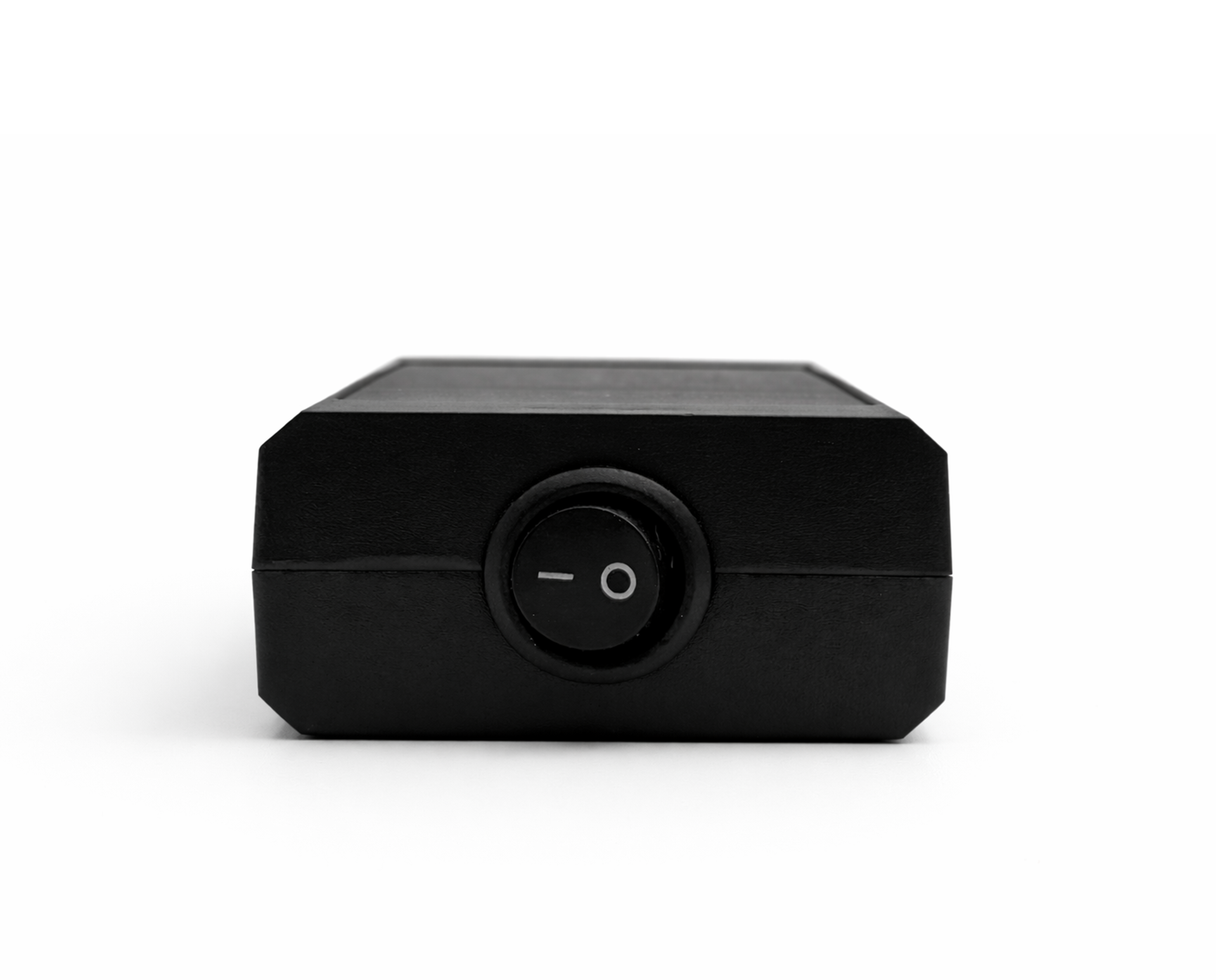 Vue arrière du boîtier VAG Drive Box montrant son bouton interrupteur sur fond blanc
