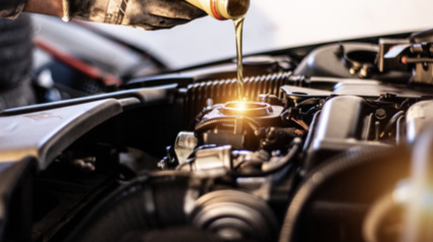 Remplissage d huile moteur neuve lors d une vidange de voiture