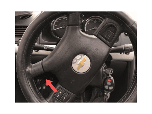 Gros plan sur le volant d une Chevrolet Cobalt avec ses boutons de commande et l emplacement OBD