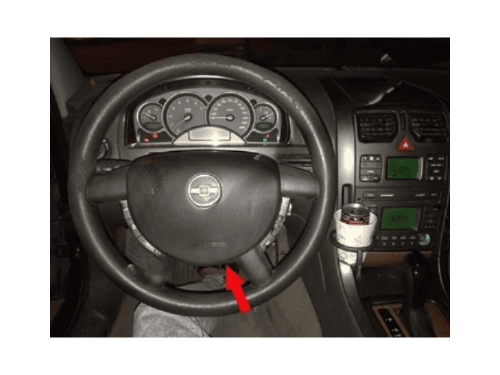 Volant d une Chevrolet Lumina avec une fleche rouge indiquant le capteur d airbag pour un diagnostic